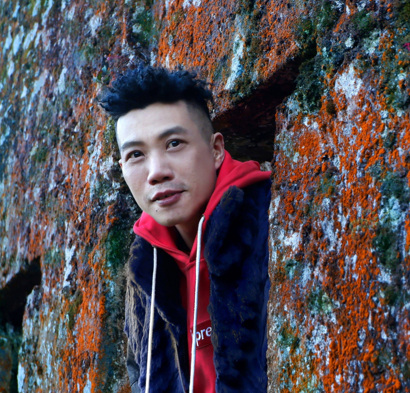 Nguyễn Anh Vũ là kiến trúc sư, họa sĩ, hiện làm thiết kế và viết văn thơ tự do.