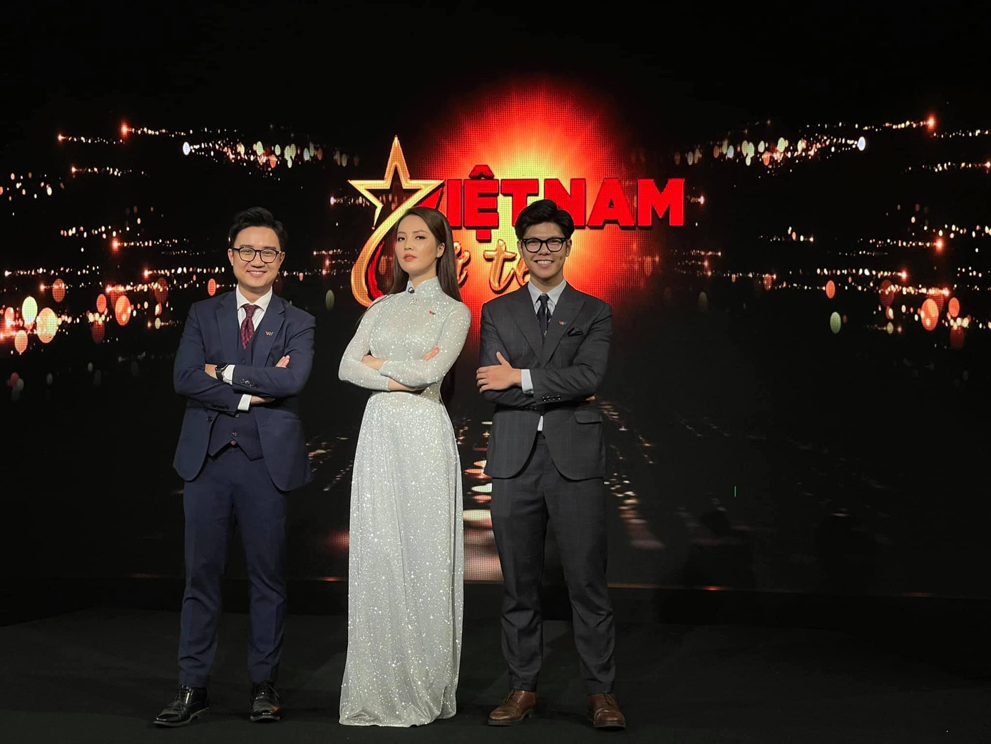 MC Mạnh Cường (ngoài cùng bên phải) cùng hai đồng nghiệp là MC/BTV Sơn Lâm - MC/BTV Thụy Vân trong Gala Việc tử tế.