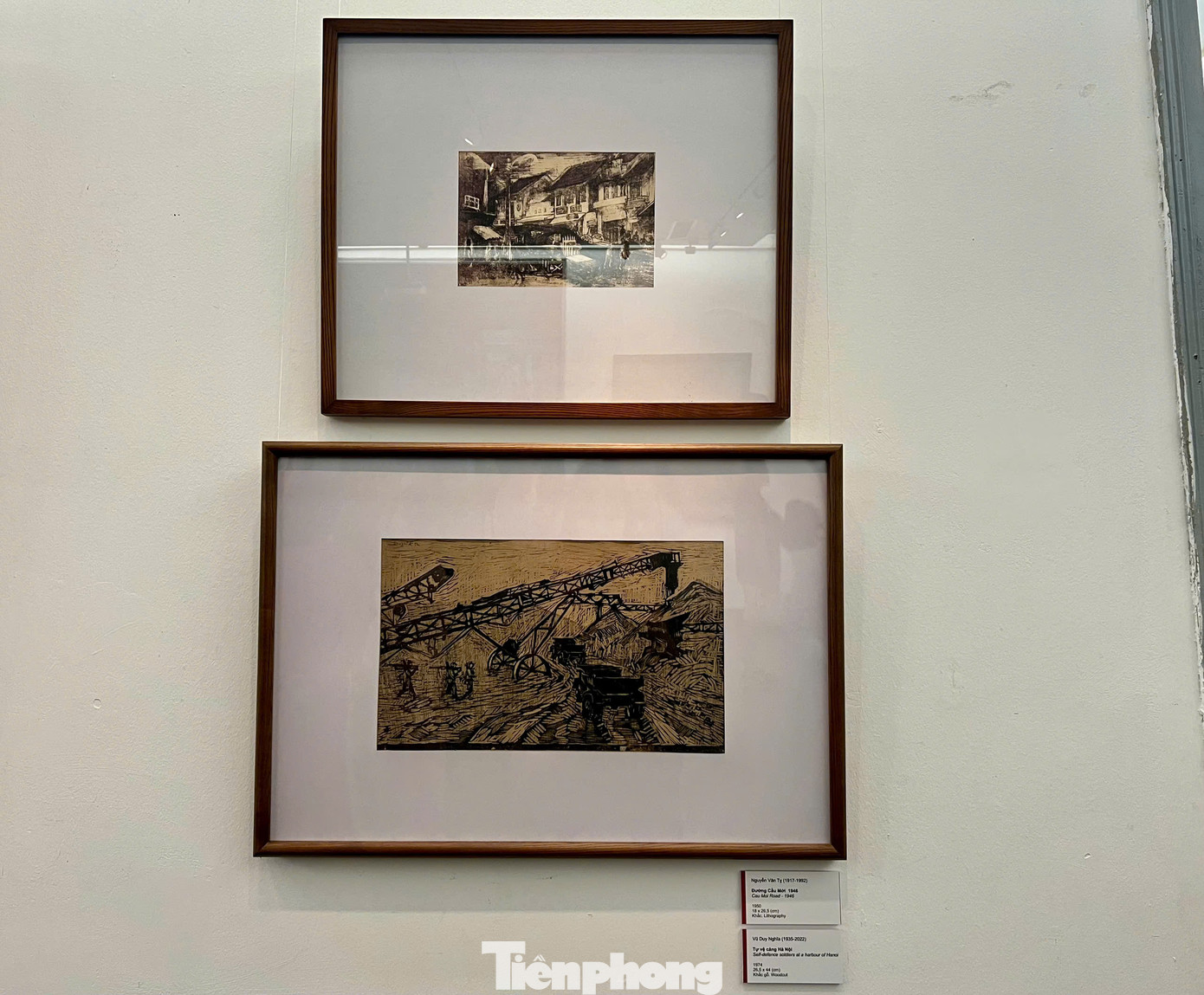 Hai tác phẩm Đường Cầu Mới của họa sĩ Nguyễn Văn Tỵ (trên) và Tự vệ cảng Hà Nội của họa sĩ Vũ Duy Nghĩa.