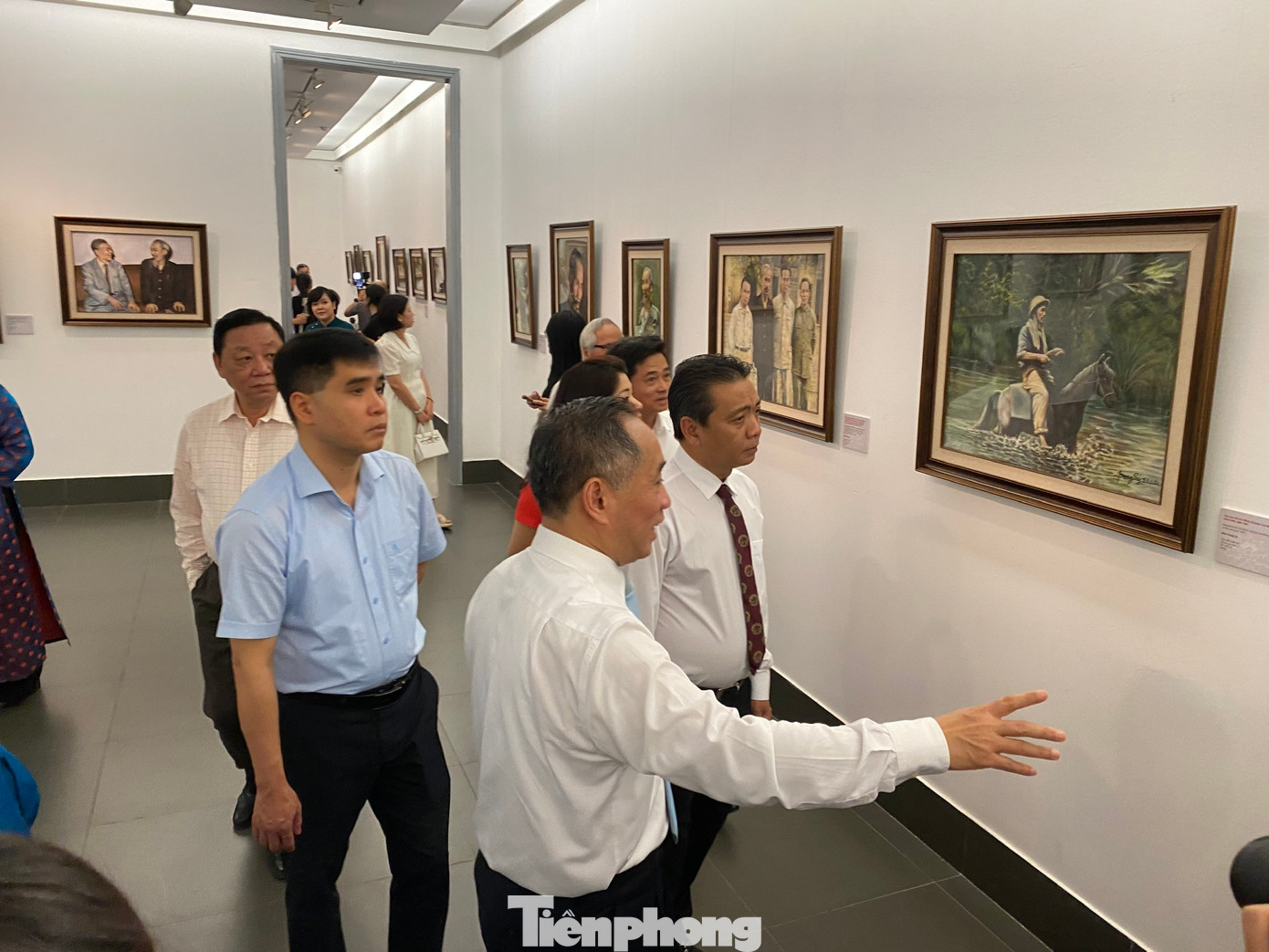 Thứ trưởng Bộ Văn hóa, Thể thao và Du lịch Hoàng Đạo Cương cùng các đại biểu tham quan không gian triển lãm.