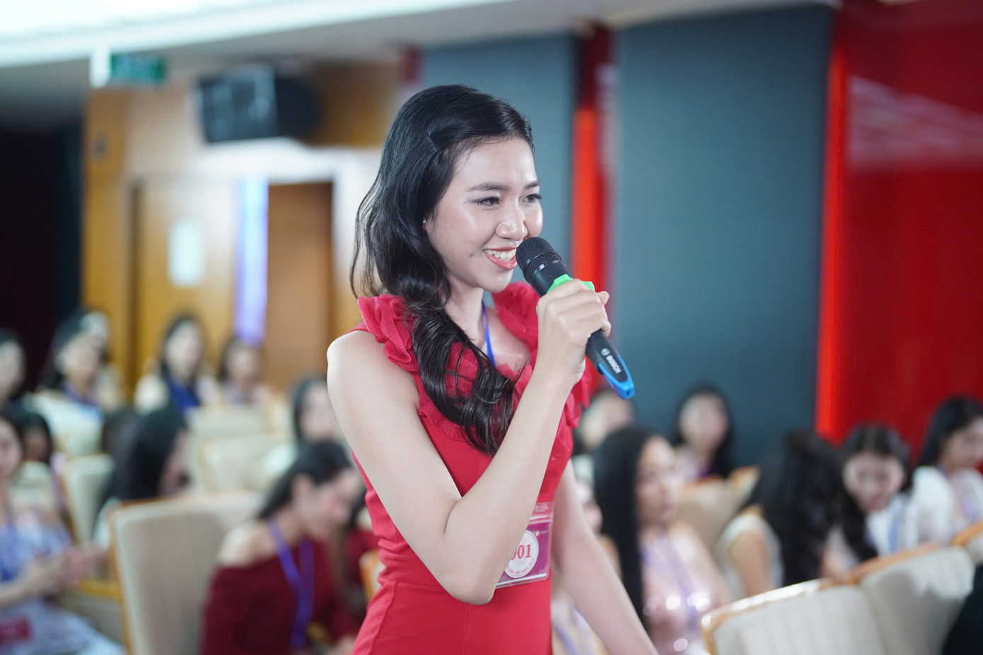 Trước giờ công bố những gương mặt vượt qua vòng Sơ khảo Hoa hậu Việt Nam 2024 khu vực phía Nam, nhiều thí sinh khoe giọng hát trong phòng chờ. Một thí sinh chọn ca khúc Ly cà phê Ban Mê để khuấy động không khí.