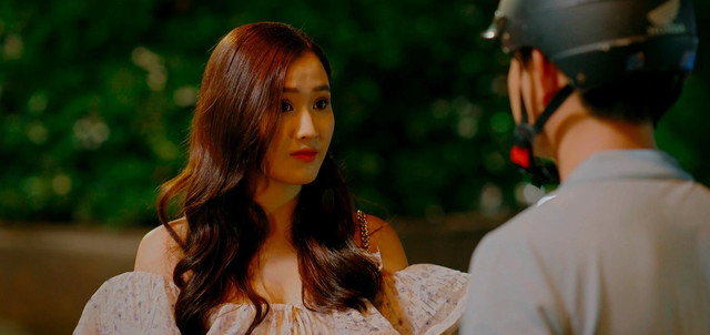 Làng trong phố là bộ phim truyền hình đầu tiên diễn viên Đào Phương Anh góp mặt. Cô được giao vai Nhung - cô gái xinh đẹp, trẻ trung chấp nhận làm tiểu tam để đổi đời. Làng trong phố là bộ phim truyền hình đầu tiên diễn viên Đào Phương Anh góp mặt. Cô được giao vai Nhung - cô gái xinh đẹp, trẻ trung chấp nhận làm tiểu tam để đổi đời.