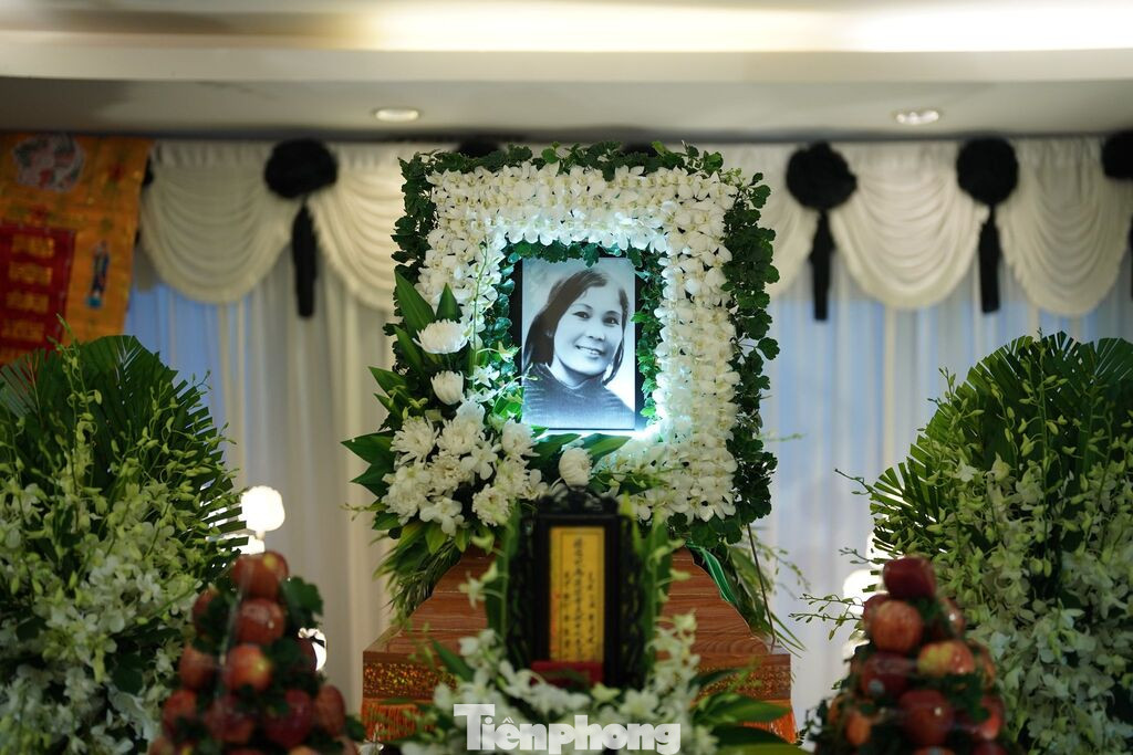 Lễ động quan, tiễn biệt nhà thơ Lâm Thị Mỹ Dạ diễn ra sáng 9/7. Ảnh: Phạm Nguyễn. Lễ động quan, tiễn biệt nhà thơ Lâm Thị Mỹ Dạ diễn ra sáng 9/7. Ảnh: Phạm Nguyễn.