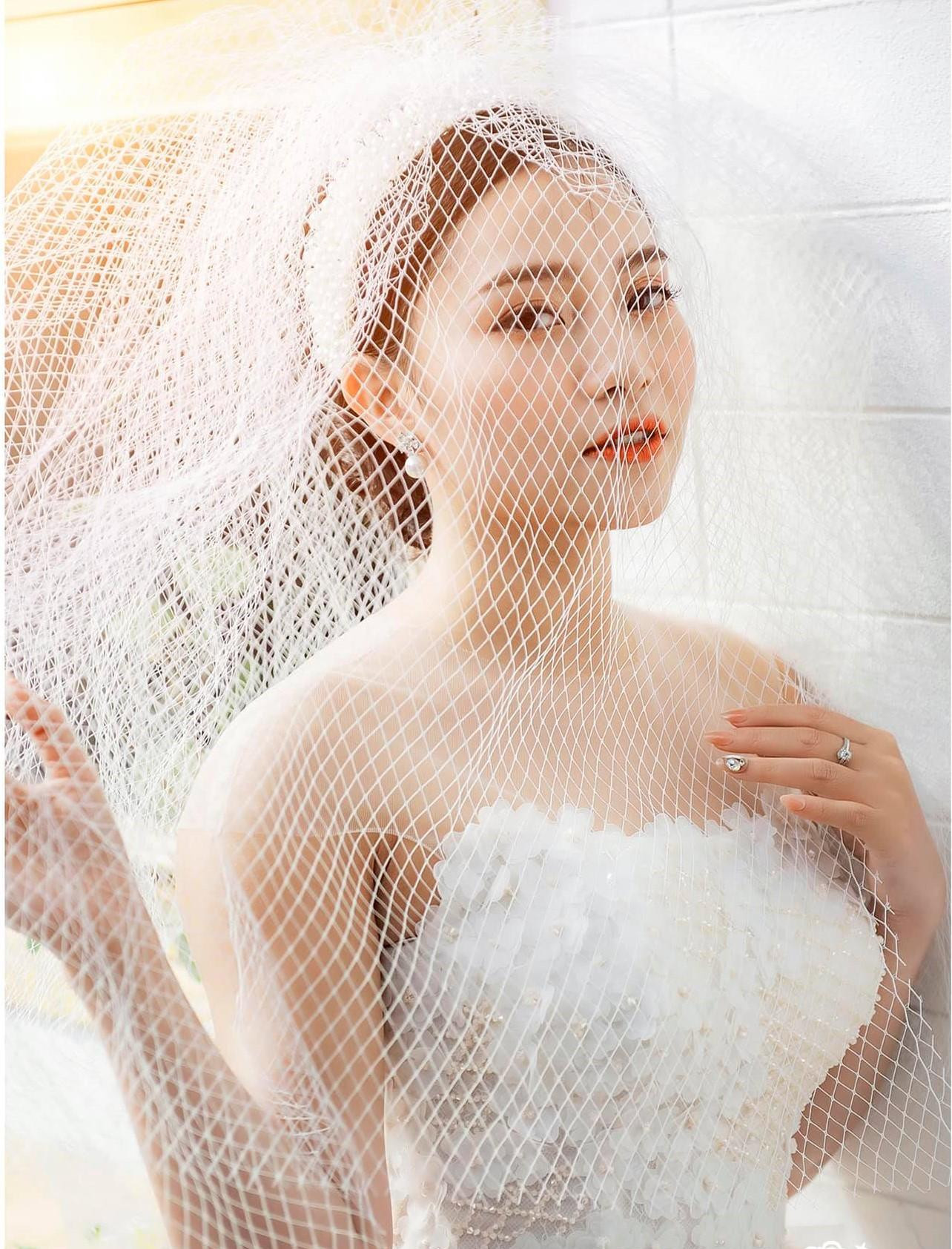 Bà xã Trung Ruồi cũng từng hoạt động trong lĩnh vực nghệ thuật.