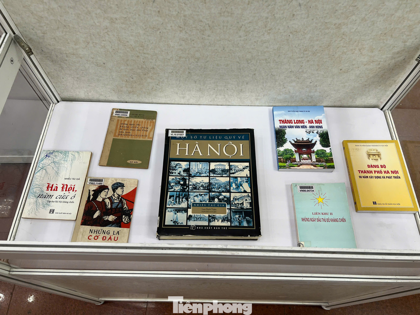 Các tư liệu phản ánh lịch sử hình thành và phát triển của Thủ đô Hà Nội.