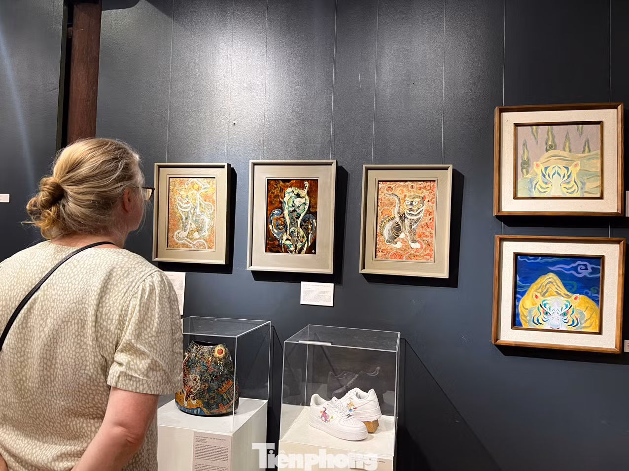 Triển lãm thu hút khách quốc tế. Thông tin được dịch sang tiếng Anh để phục vụ khách du lịch. Những không gian trưng bày như thế này góp phần thúc đẩy Văn Miếu - Quốc Tử Giám trở thành không gian sáng tạo. Triển lãm thu hút khách quốc tế. Thông tin được dịch sang tiếng Anh để phục vụ khách du lịch. Những không gian trưng bày như thế này góp phần thúc đẩy Văn Miếu - Quốc Tử Giám trở thành không gian sáng tạo.