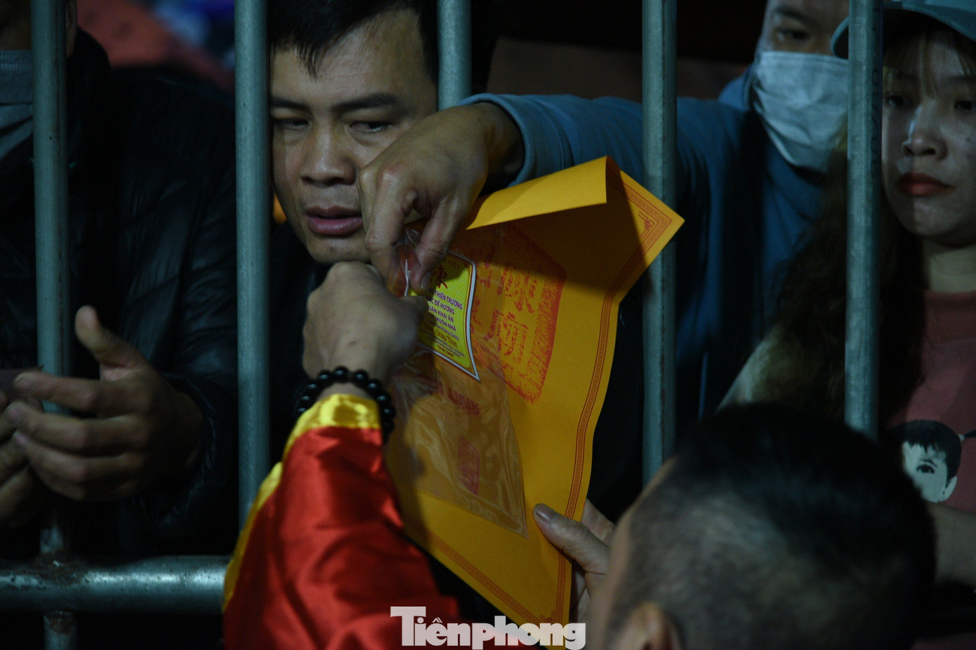 Cảnh tấp nập ở khu vực phát ấn là hình ảnh quen thuộc của nhiều mùa lễ hội. Các cụ từ đền Trần thực hiện nghi lễ khai ấn trong đêm 14 tháng Giêng sau đó mới phát cho nhân dân. Việc phát ấn do hội người cao tuổi và hội cựu chiến binh thực hiện.