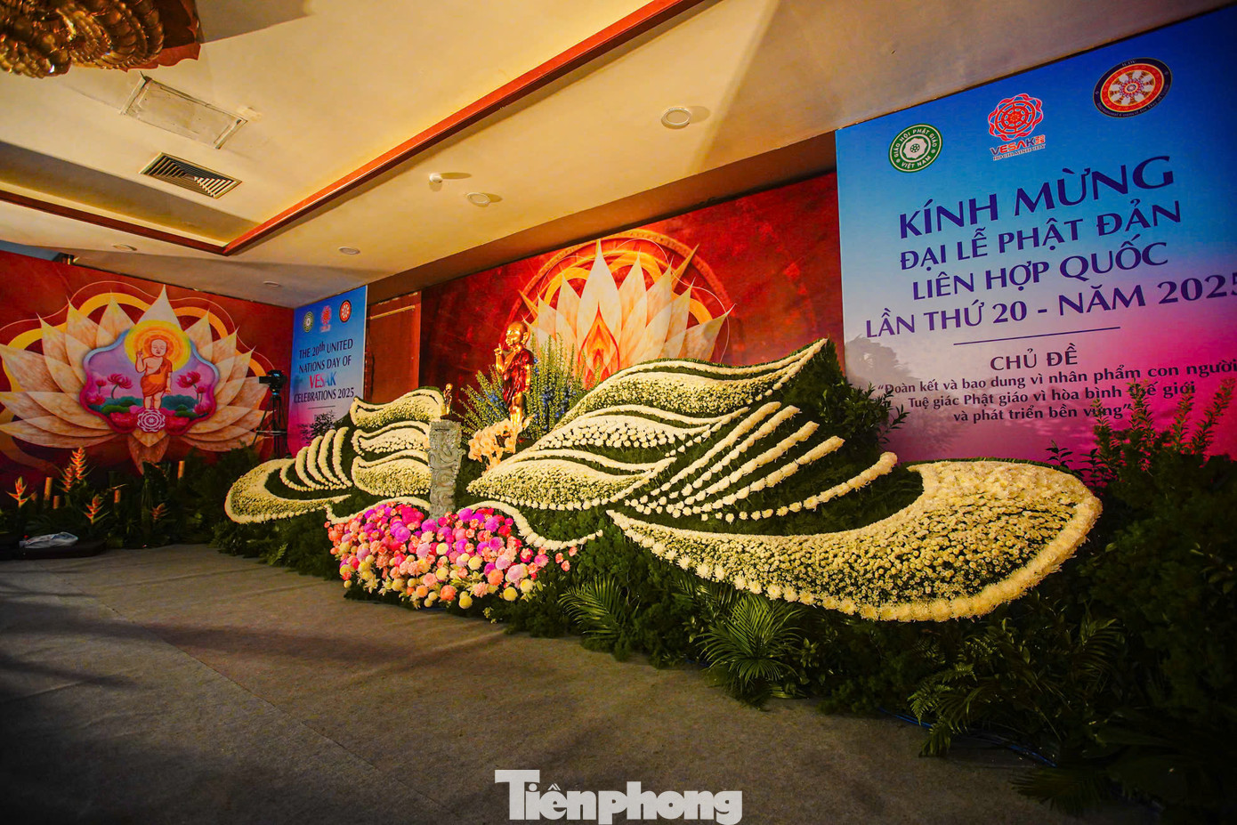 Nơi tôn trí xá lợi Đức Phật tại chùa Quán Sứ (Hà Nội) được chuẩn bị chu đáo. Mô hình hoa sen đỡ Phật với chiều rộng 9 m, cao khoảng 2 m là điểm nhấn của nơi tôn trí.