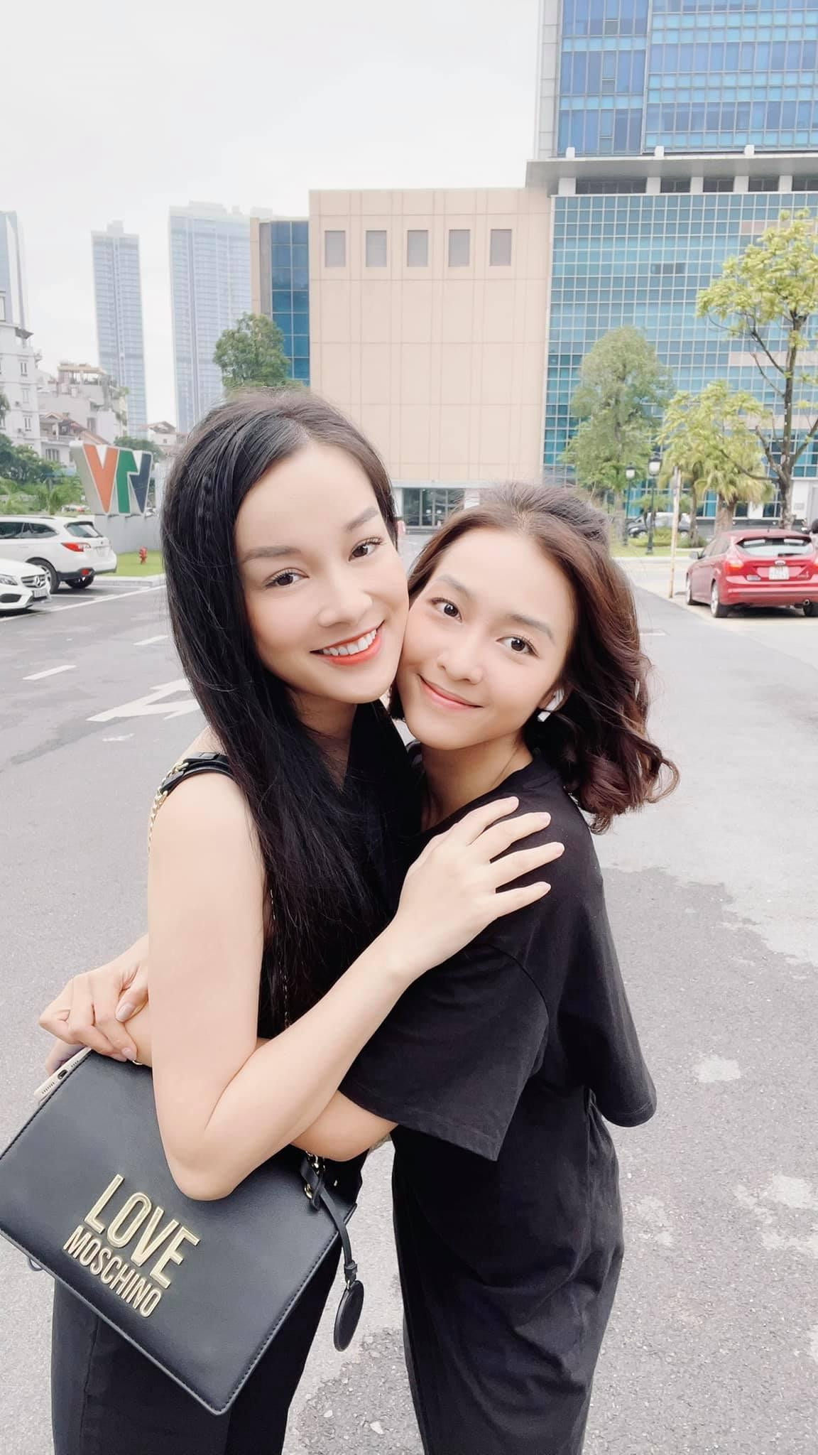 Đàn em Khả Ngân cũng để lại bình luận hài hước dưới bức ảnh chụp chung của cả hai và cho biết: "Mẹ ghẻ con chồng thời nay yêu nhau thắm thiết, thiết tha". Đàn em Khả Ngân cũng để lại bình luận hài hước dưới bức ảnh chụp chung của cả hai và cho biết: "Mẹ ghẻ con chồng thời nay yêu nhau thắm thiết, thiết tha".