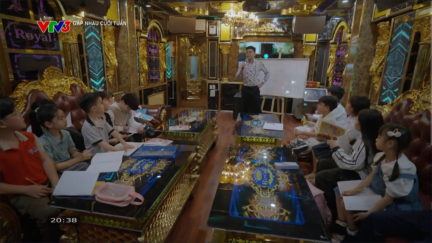 Cảnh học sinh học thêm trong quán karaoke.