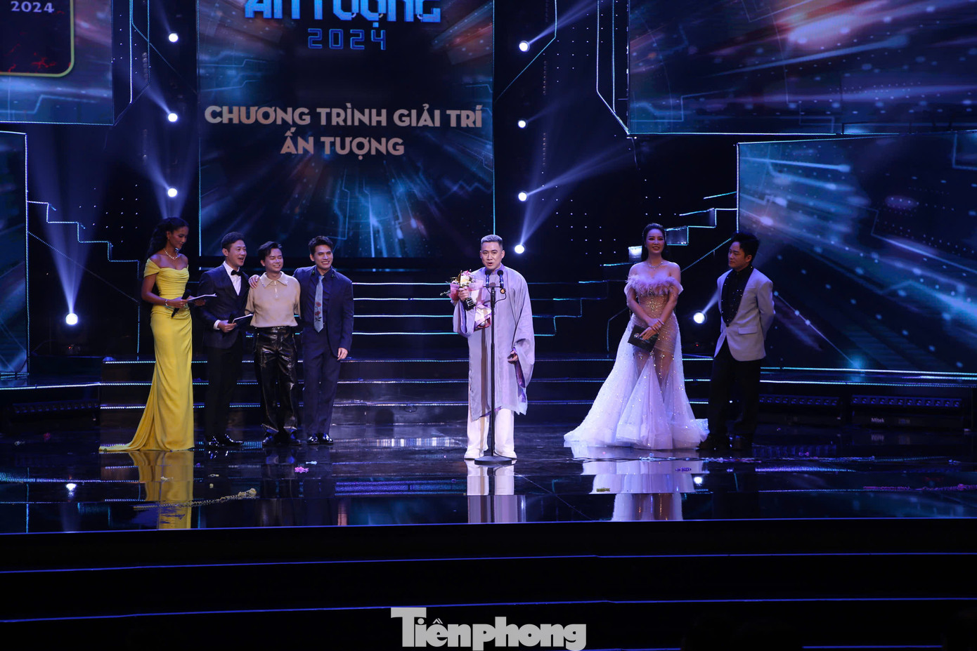 Đại diện ê-kíp Anh trai vượt ngàn chông gai nhận giải Chương trình giải trí ấn tượng.