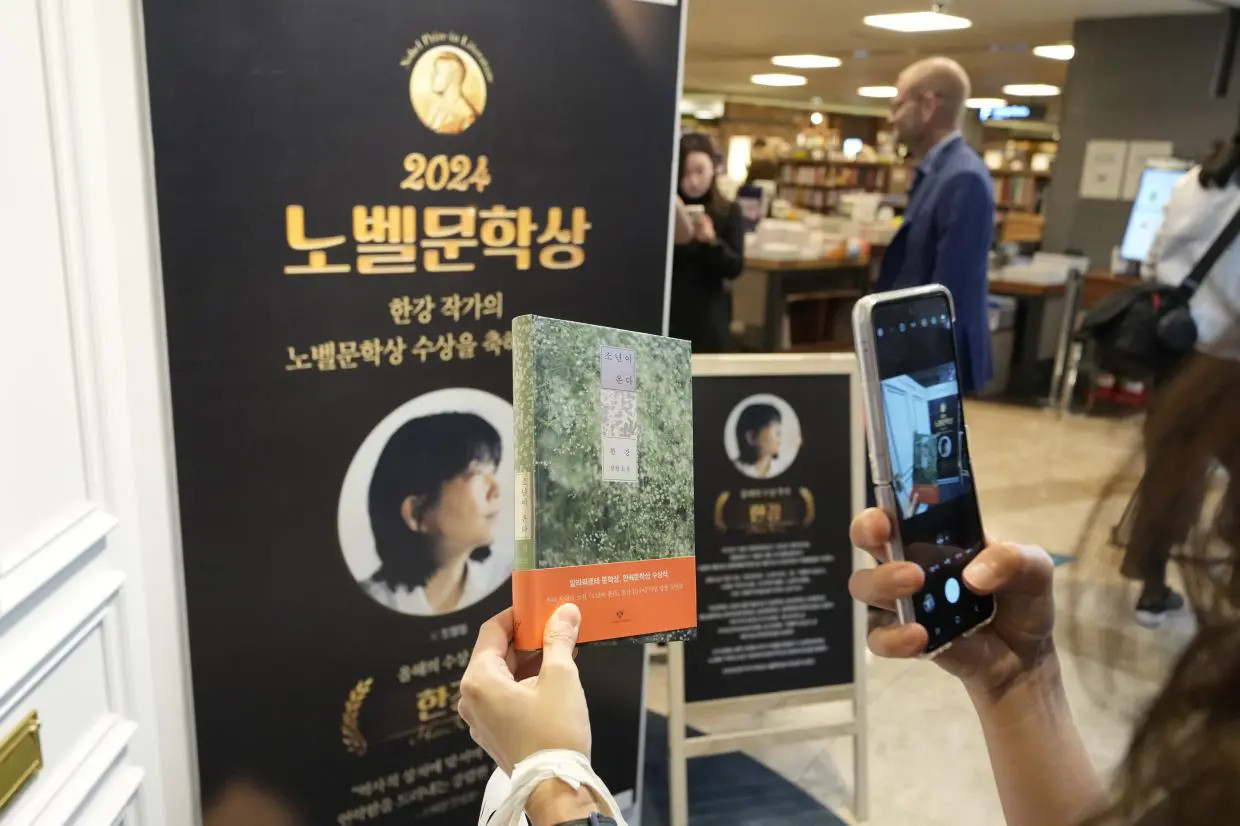 Cổ phiếu của một số nhà bán lẻ sách trực tuyến tại Hàn Quốc tăng nhanh trong ngày 11/10. Cổ phiếu của một số nhà bán lẻ sách trực tuyến tại Hàn Quốc tăng nhanh trong ngày 11/10.