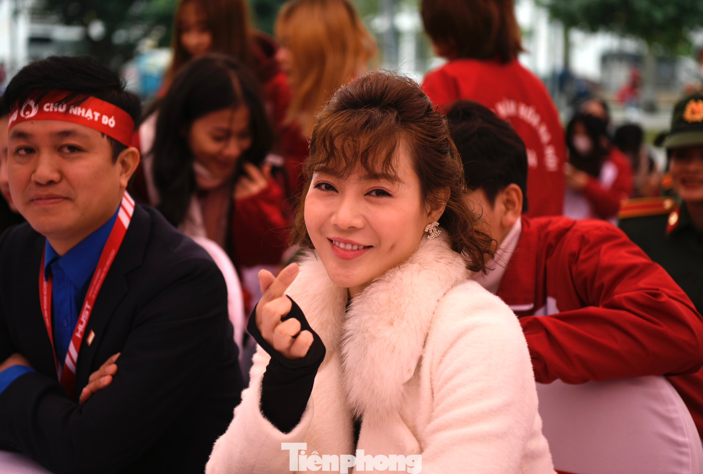 Diễn viên Thanh Hương kín lịch ghi hình dịp cuối năm nhưng vẫn dành thời gian có mặt ở Chủ Nhật Đỏ. Thanh Hương háo hức được hòa chung bầu không khí của tinh thần trẻ, để kết nối cộng đồng bằng sự tử tế.