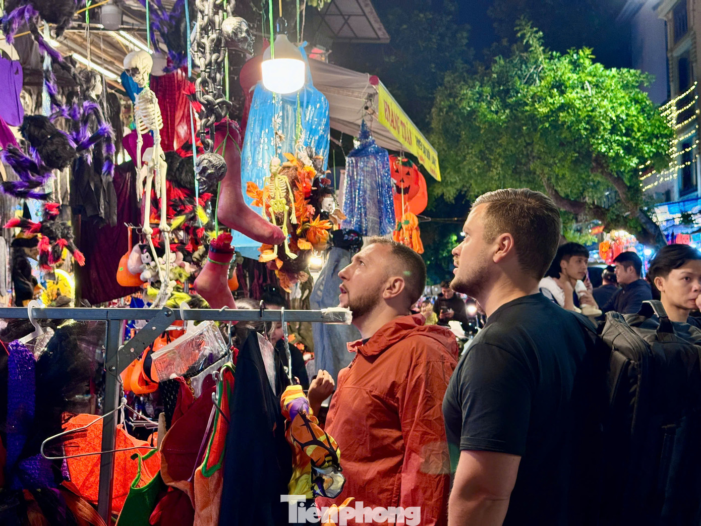 Từ Halloween bắt nguồn từ tiếng Scotland, nghĩa là buổi tối trước Lễ các thánh của Kito giáo. Với người dân các nước phương Tây, đây là ngày lễ đánh dấu kết thúc của vụ mùa thu hoạch và bắt đầu bước vào mùa đông. Dịp này, mọi người đua nhau trang trí những hình nộm phù thủy, mèo đen, bí ngô ma quái và hóa trang, đeo mặt nạ…