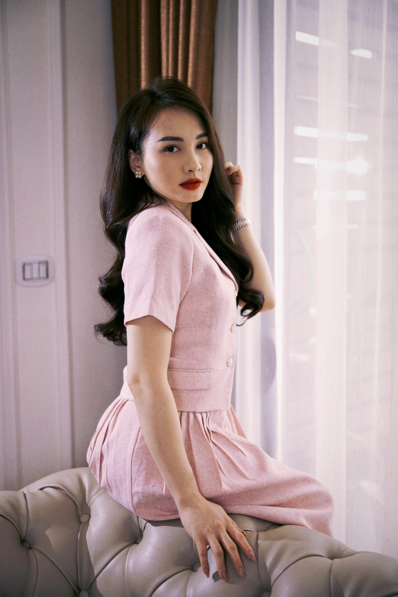 Dù rất nhớ nghề, Bảo Thanh vẫn muốn dành trọn vẹn thời gian chăm sóc tổ ấm nhỏ sau khi sinh bé thứ hai vào tháng 5 năm 2021. Hai vợ chồng cô luôn thể hiện niềm hạnh phúc đong đầy với gia đình nhỏ có cậu con trai đầu lòng hoạt bát, "công chúa nhỏ" hơn một tuổi. Nữ diễn viên nói vui rằng cô cũng cần thời gian lấy lại vóc dáng để tự tin hơn khi trở lại làm nghề. Ảnh: NVCC. Dù rất nhớ nghề, Bảo Thanh vẫn muốn dành trọn vẹn thời gian chăm sóc tổ ấm nhỏ sau khi sinh bé thứ hai vào tháng 5 năm 2021. Hai vợ chồng cô luôn thể hiện niềm hạnh phúc đong đầy với gia đình nhỏ có cậu con trai đầu lòng hoạt bát, "công chúa nhỏ" hơn một tuổi. Nữ diễn viên nói vui rằng cô cũng cần thời gian lấy lại vóc dáng để tự tin hơn khi trở lại làm nghề. Ảnh: NVCC.