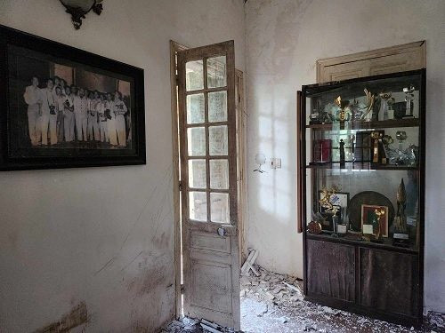 Cảnh đổ nát khiến các nghệ sĩ xót xa. Cảnh đổ nát khiến các nghệ sĩ xót xa.