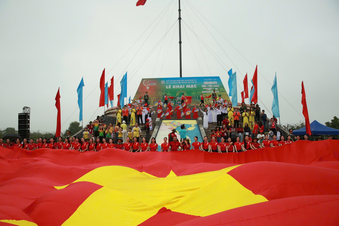 Thí sinh Hoa hậu Việt Nam tham gia lễ thượng cờ ở Đôi bờ Hiền Lương - Bến Hải. Thí sinh Hoa hậu Việt Nam tham gia lễ thượng cờ ở Đôi bờ Hiền Lương - Bến Hải.