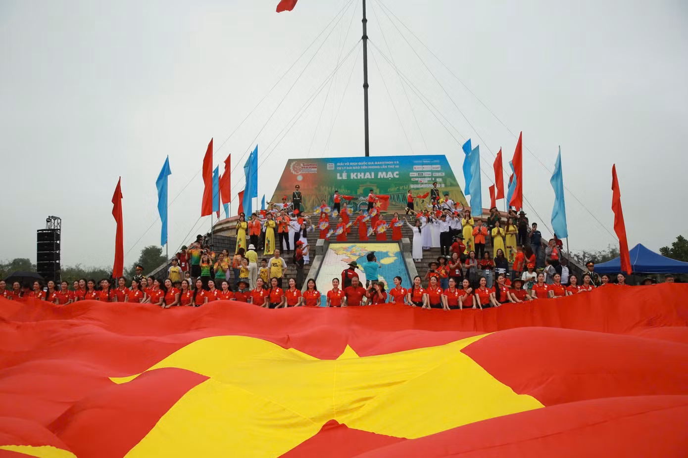 Khoảnh khắc đẹp khi lá cờ Tổ quốc tung bay tại đôi bờ Hiền Lương - Bến Hải.
