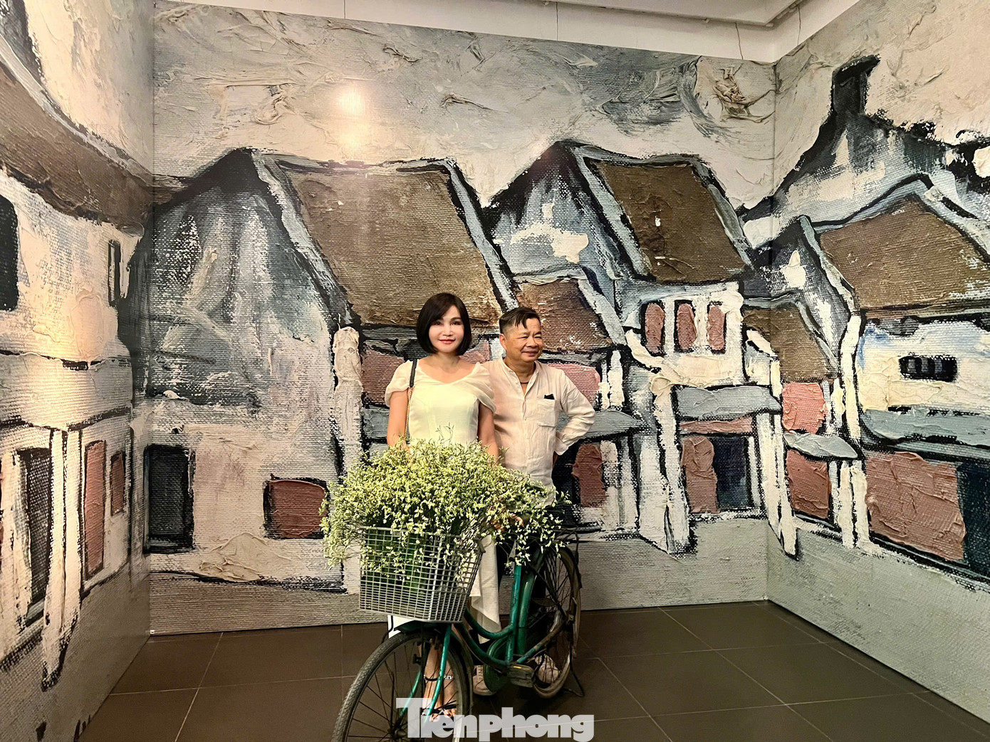 Góc trải nghiệm in tranh gỗ và chụp hình check-in tại không gian triển lãm. Triển lãm Hà Nội sức sống và niềm tin mở cửa từ 8-22/10 tại Bảo tàng Mỹ thuật Việt Nam (Ba Đình, Hà Nội).