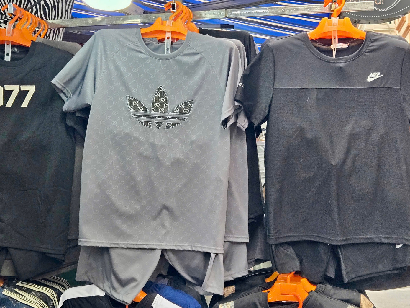 Nhiều cửa hàng treo biển yêu cầu khách không mặc cả. Khi được hỏi về nguồn gốc sản phẩm, các chủ cửa hàng từ chối trả lời. Nguyễn Thùy Linh (22 tuổi, quê Yên Bái) cho biết: "Với mức giá chỉ vài chục tới vài trăm nghìn, tôi nghĩ sản phẩm thời trang ở đây không phải hàng chính hãng. Tuy nhiên với mức sống của sinh viên, tôi không bận tâm mấy về những logo in trên áo. Quần áo in tên thương hiệu nào cũng được. Nếu không mua hàng ở sàn thương mại điện tử, các cửa hàng ở chợ Nhà Xanh cũng là điểm đến thuận tiện cho sinh viên".