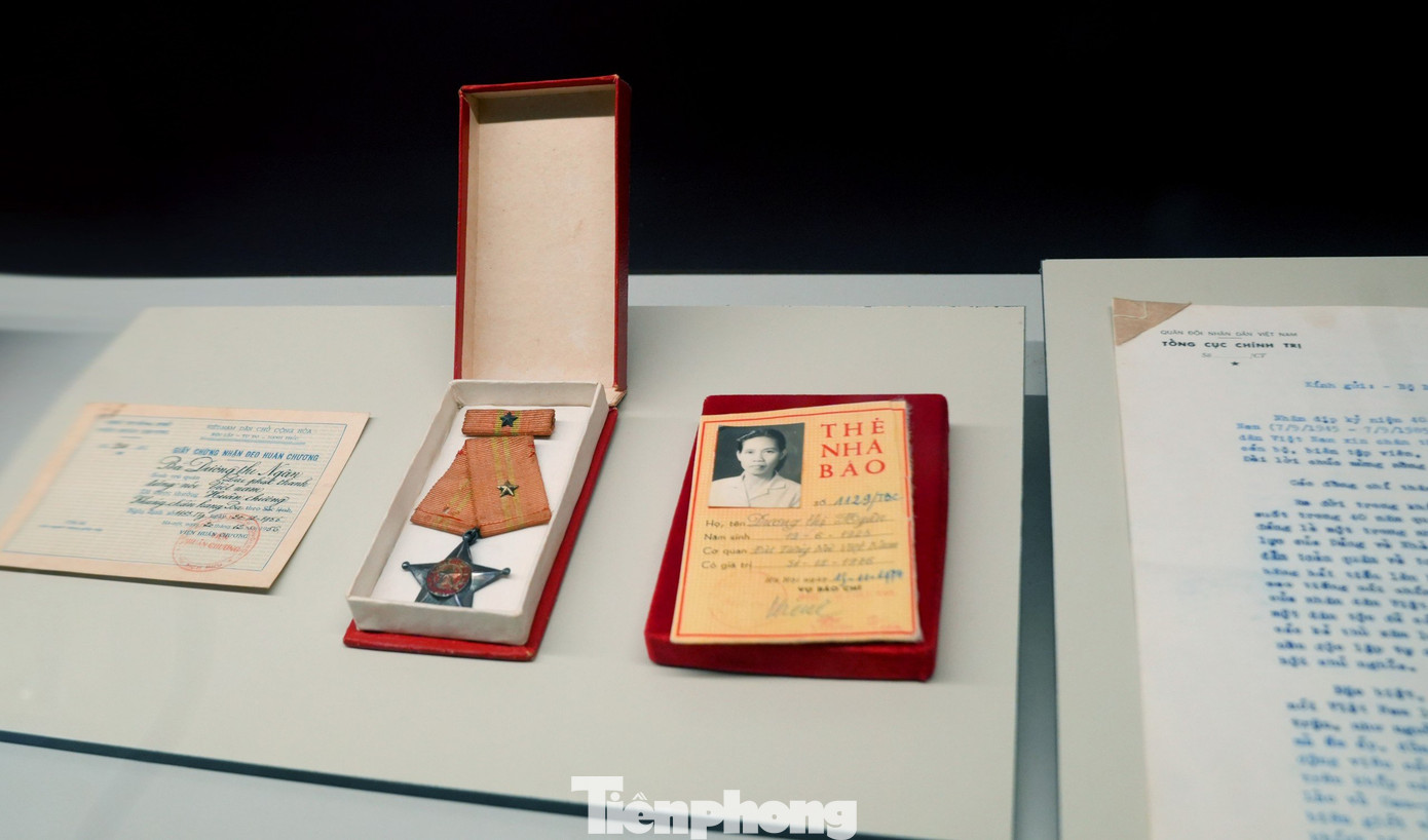 Thẻ nhà báo của một số nhà báo cách mạng khắp ba miền được bảo tàng dày công sưu tầm và trưng bày.
