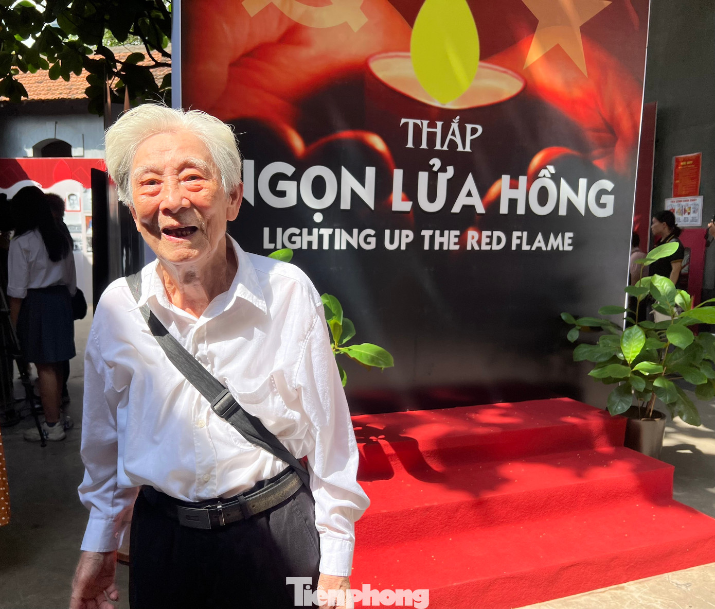 Cựu chiến binh Bùi Thêm năm nay ngoài 90 tuổi vẫn cố gắng tham quan trưng bày, nhớ lại kỷ niệm thời chiến đấu. Ông tham gia cách mạng từ năm 1945.