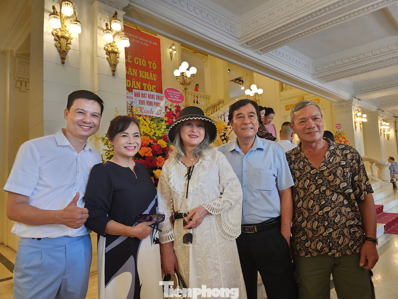 Từ phải qua: NSND Quốc Trị, Mạnh Cường, Hoàng Cúc, NSƯT Phương Lâm, diễn viên Thiện Tùng hội ngộ trong ngày hội của nghệ sĩ sân khấu.