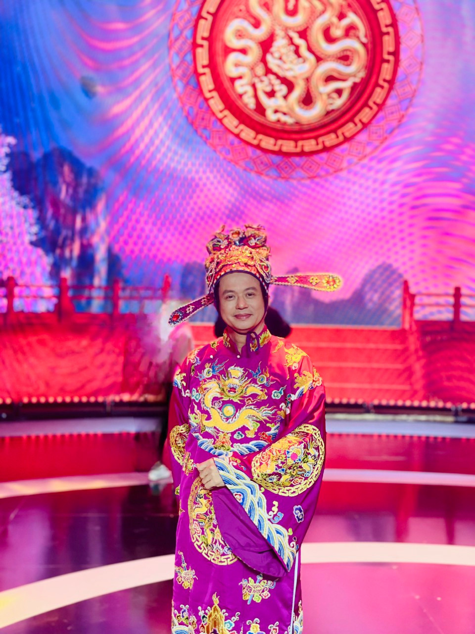 Nghệ sĩ Bá Anh thay NSƯT Chí Trung đóng Táo Giao thông. Nghệ sĩ Bá Anh thay NSƯT Chí Trung đóng Táo Giao thông.