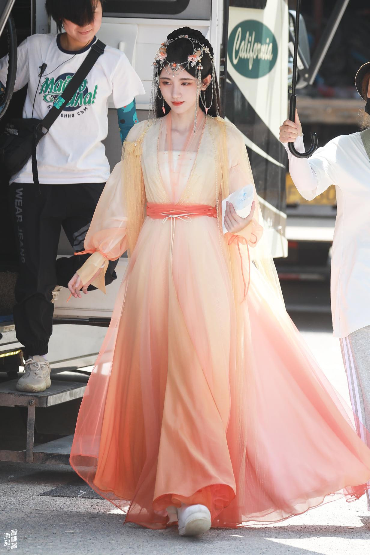 Tháng 6 vừa qua, bộ phim cổ trang Hoa nhung do Cúc Tịnh Y đảm nhận vai nữ chính đã khai máy. Trong phim, "mỹ nhân 4000 năm có một" vào vai Ngụy Chi - một cô gái mang thân phận của phượng hoàng. Tháng 6 vừa qua, bộ phim cổ trang Hoa nhung do Cúc Tịnh Y đảm nhận vai nữ chính đã khai máy. Trong phim, "mỹ nhân 4000 năm có một" vào vai Ngụy Chi - một cô gái mang thân phận của phượng hoàng.