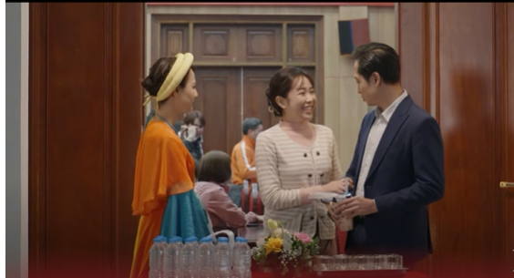 Son lo giữ chồng nhưng chỉ khiến Đạt bực bội thêm. Ảnh: CMH.