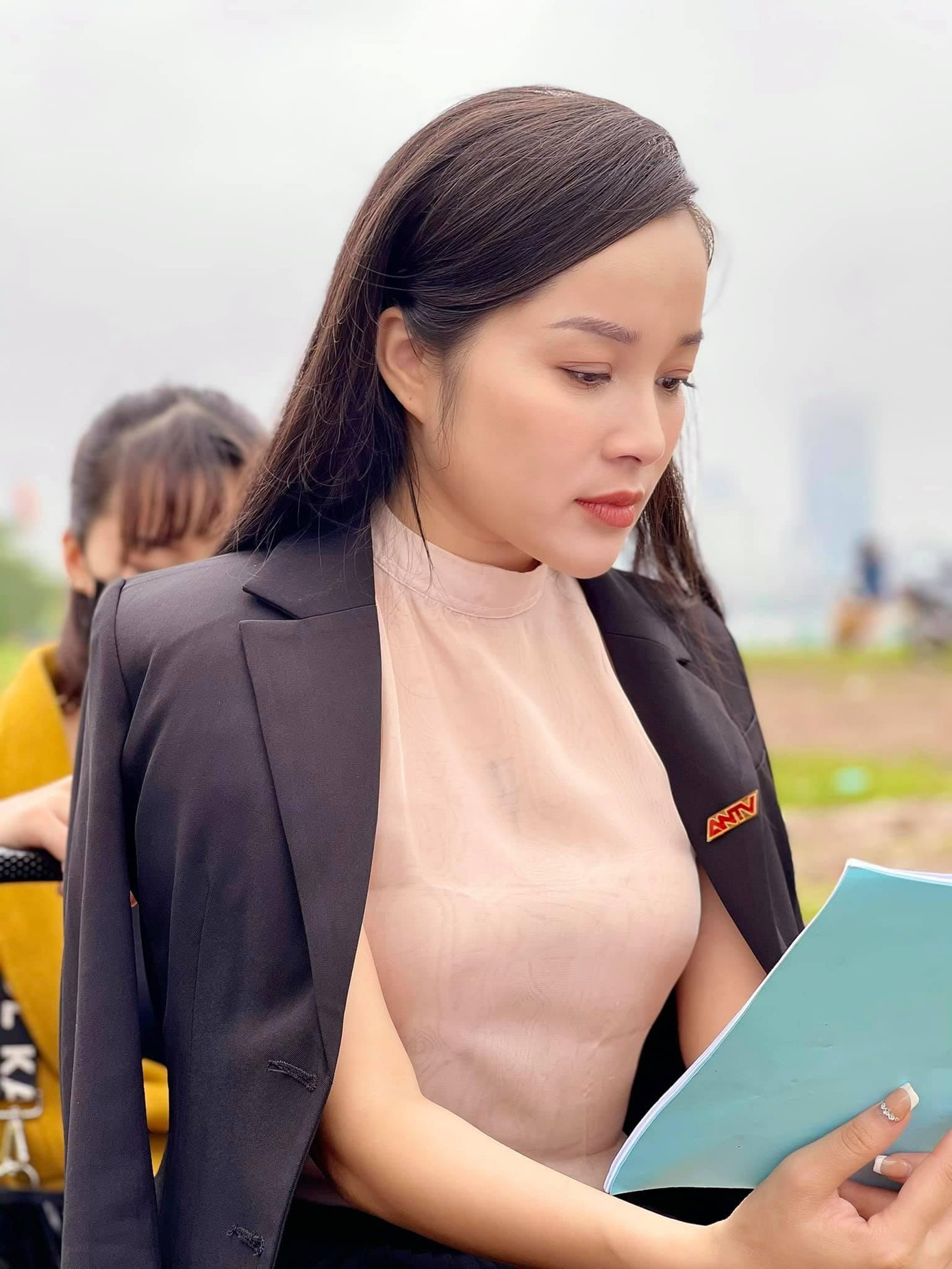 Minh Hương chuẩn bị kỹ càng cho sự xuất hiện của nhân vật Thu. Minh Hương chuẩn bị kỹ càng cho sự xuất hiện của nhân vật Thu.