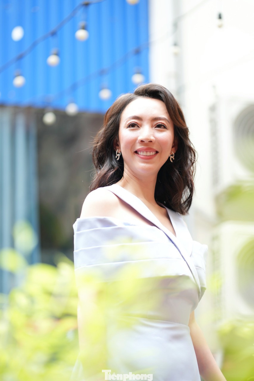 Trước khi phim bấm máy, chị có ý định sinh thêm em bé. Ở tuổi ngoài 30, nữ diễn viên quyết định tìm đến phương pháp kích trứng. Những ngày chờ cấy phôi, Thu Trang có ý tưởng mới cho kịch bản của Con Nhót mót chồng. Bà xã Tiến Luật đưa nhiều tình tiết thực tế mình vừa trải qua vào phim. Ảnh: Trọng Quân.