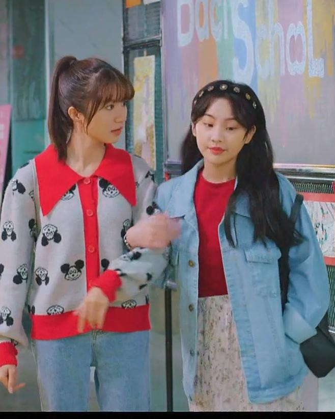 Trong khi đó, Vân Vân (Ngọc Huyền) và Đông Phong (Doãn Quốc Đam) mới đang trong giai đoạn thả thính thì một cô gái mới đã xuất hiện. Vy (Thu Hà) là bạn mới quen ở trường của Vân Vân. Cô nàng xinh đẹp được dự đoán sẽ tạo nên tam giác tình yêu với Vân Vân- Đông Phong. Trong khi đó, Vân Vân (Ngọc Huyền) và Đông Phong (Doãn Quốc Đam) mới đang trong giai đoạn thả thính thì một cô gái mới đã xuất hiện. Vy (Thu Hà) là bạn mới quen ở trường của Vân Vân. Cô nàng xinh đẹp được dự đoán sẽ tạo nên tam giác tình yêu với Vân Vân- Đông Phong.