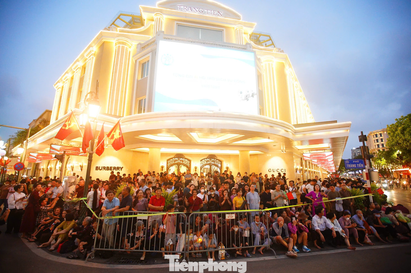 Khu vực trước cửa trung tâm thương mại Tràng Tiền Plaza gần như không còn chỗ trống.