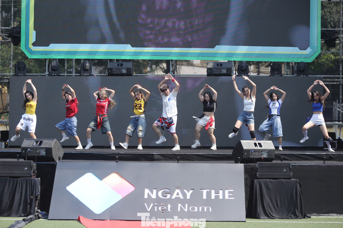 Trong sự kiện sáng 5/10, các nhóm nhảy từ Đại học Thủy Lợi, Đại học Hà Nội cũng thu hút sự chú ý của khán giả. Trong hai ngày diễn ra sự kiện Ngày Thẻ Việt Nam 2024 - Sóng Festival, khán giả tiếp tục có cơ hội giao lưu với những nghệ sĩ, ca sĩ được giới trẻ yêu mến như Phương Mỹ Chi, Phúc Du, Ngô Lan Hương, Da LAB...