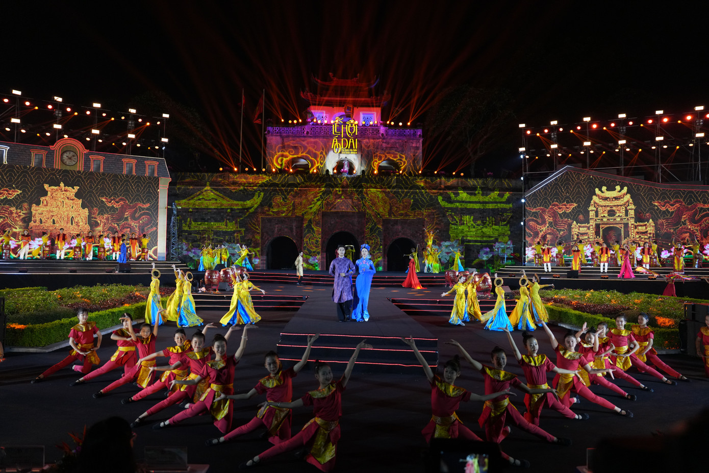 Lễ hội Áo dài Du lịch Hà Nội 2024 gồm nhiều hoạt động như trải nghiệm xe buýt 2 tầng Tinh hoa áo dài, chương trình carnaval áo dài với sự tham gia của gần 1.000 người, chương trình nghệ thuật Đêm hội áo dài… Lễ hội diễn ra từ nay đến hết 6/10.