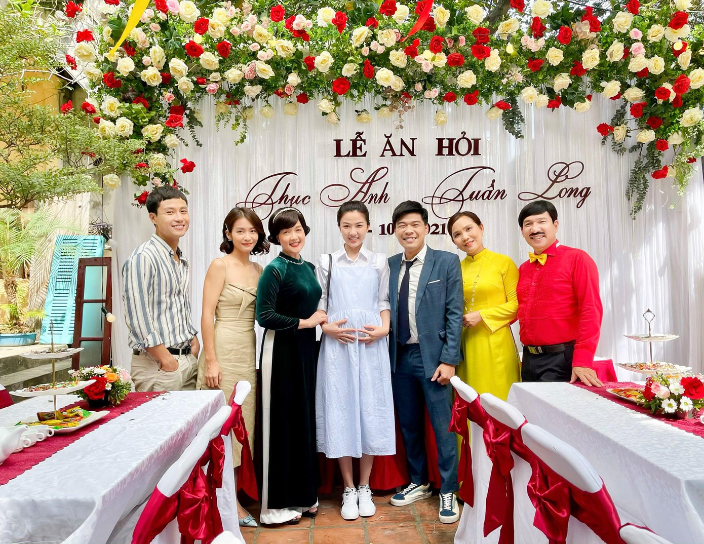 Khoảnh khắc thân thiết của cả xóm trọ với sự góp mặt của bà Vân chủ trọ cùng các cặp đôi từ &quot;trẻ&quot; tới &quot;già&quot;. Đặc biệt, Thục Anh ôm bụng bầu vui vẻ bên cạnh Long &quot;đần&quot;, khác hẳn với những diễn biến căng thẳng giữa hai nhân vật trong phim.