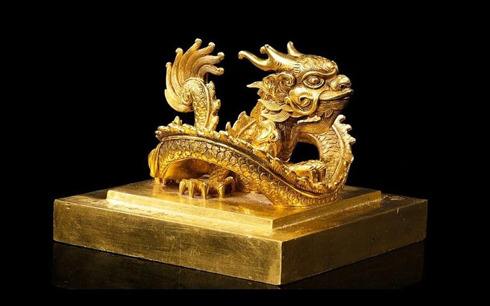 Ấn vàng Hoàng đế chi bảo được chuyển giao từ Pháp về Việt Nam năm 2023.