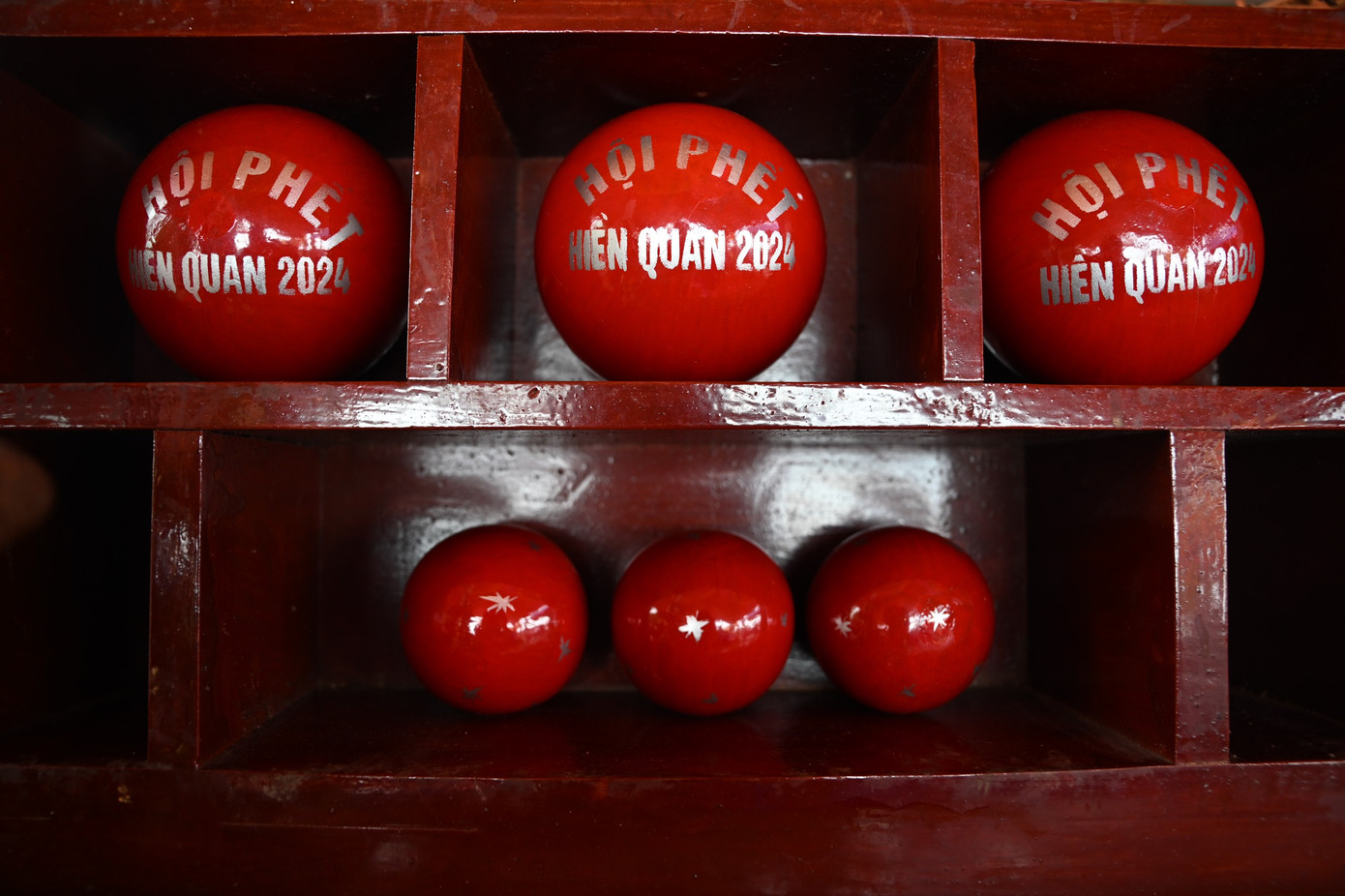 Quả phết có đường kính khoảng 6-7 cm. Quả chúi có đường kính khoảng 4-5 cm. Trước đây khi tổ chức cướp phết, thanh niên giành nhau để đem được quả phết về nhà với kỳ vọng một năm may mắn.