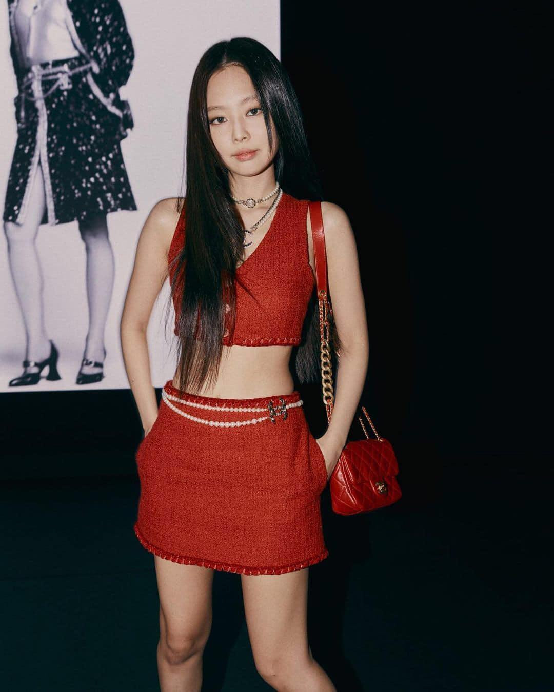 Sau Jisoo và Rosé, Jennie là thành viên tiếp theo của nhóm nhạc BlackPink tham dự Tuần lễ thời trang Paris Xuân - Hè 2022 với tư cách đại sứ thương hiệu Chanel. Nữ thần tượng 25 tuổi khoe nhan sắc nổi bật và thần thái tự tin khi đến dự sự kiện.