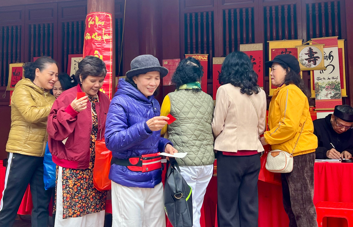 Các địa phương dịp cũng đẩy mạnh tuyên truyền, vận động, nâng cao ý thức, trách nhiệm của các cấp, các ngành, địa phương, nhân dân và khách du lịch. Cán bộ, công chức, viên chức, đảng viên phải thực hiện nghiêm các quy định pháp luật về tổ chức và tham dự lễ hội, vận động nhân dân không đốt đồ mã, vàng mã tràn lan, gây tốn kém, lãng phí.