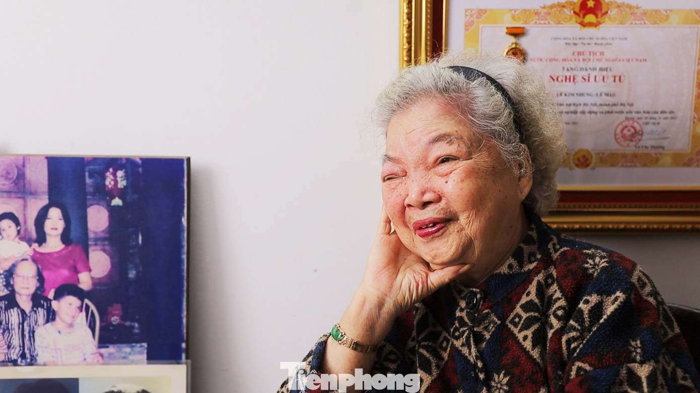 NSƯT Lê Mai tâm sự rằng bà tự hào và hạnh phúc khi có ba cô con gái giỏi giang, đều có đóng góp cho nghệ thuật là NSƯT Lê Vân, NSND Lê Khanh và nghệ sĩ Lê Vi. Con gái út Lê Vi sống ở Pháp nhưng về thăm mẹ thường xuyên.