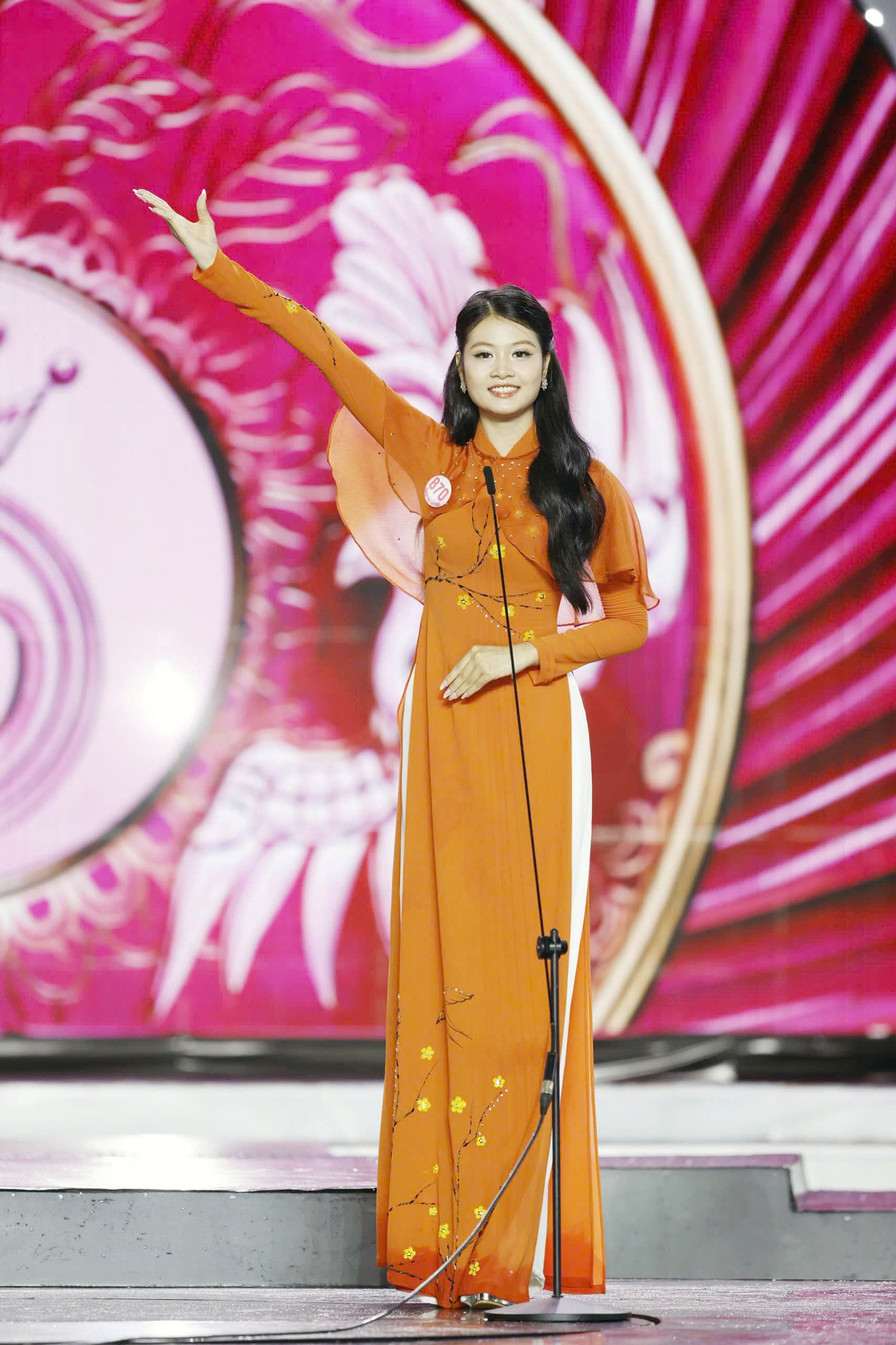 Thí sinh Hồ Ngọc Phương Linh đến từ Hà Tĩnh trong phần thi đầu tiên.