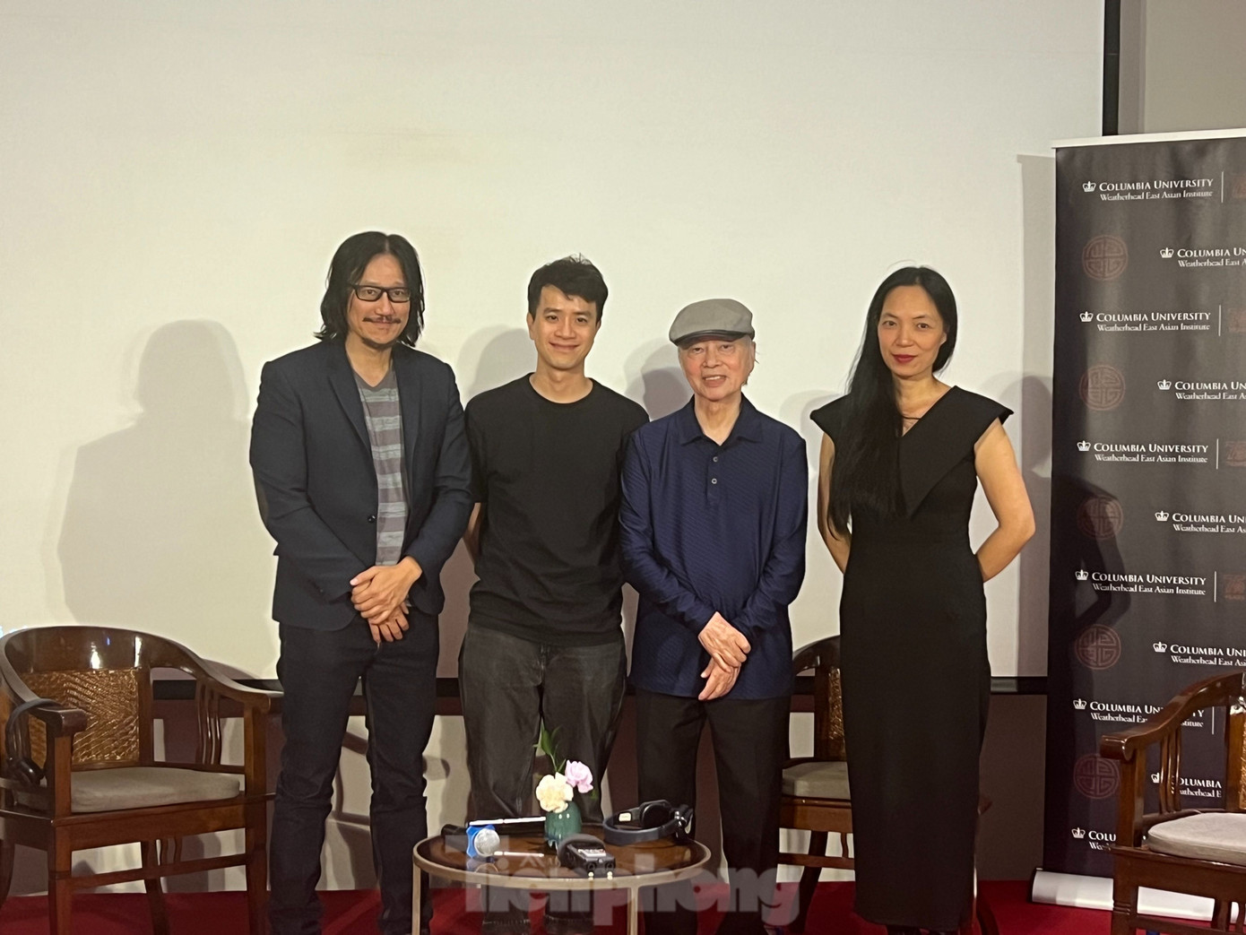 Đạo diễn Đặng Nhật Minh (thứ hai từ phải sang) tham gia buổi giao lưu về điện ảnh tại Hà Nội. Đạo diễn Đặng Nhật Minh (thứ hai từ phải sang) tham gia buổi giao lưu về điện ảnh tại Hà Nội.