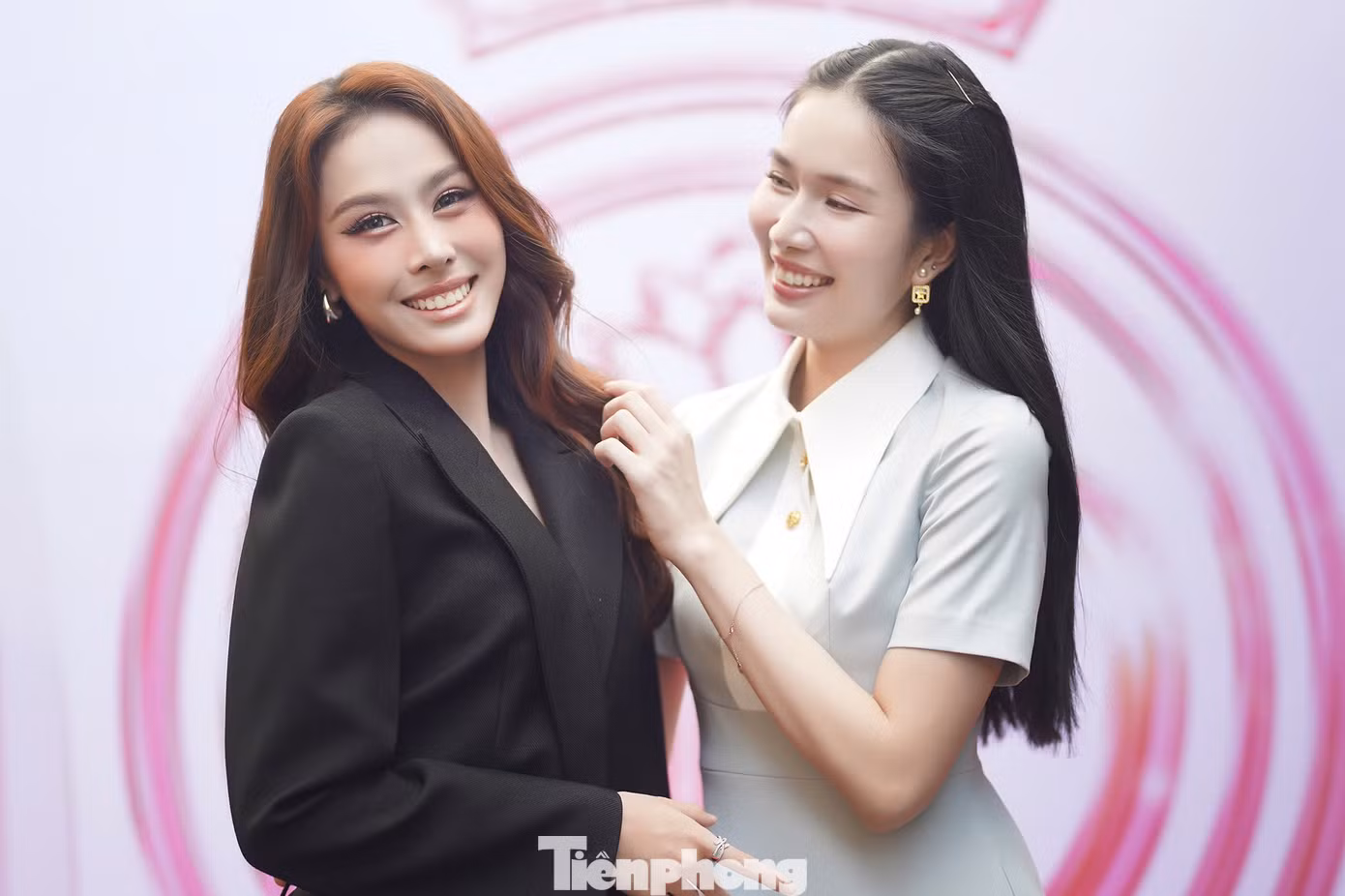 Á hậu Phương Anh đọ sắc cùng Á hậu Ngọc Hằng tại thảm đỏ sự kiện.