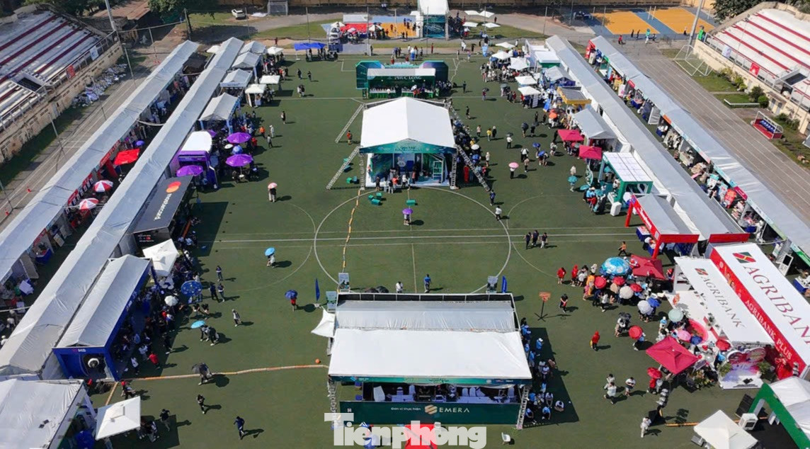 Năng lượng nhiệt huyết và những giai điệu sôi động mà Phúc Du đem lại là điểm nhấn của khung giờ biểu diễn nghệ thuật sáng 6/10. Chiều 6/10, khán giả Ngày Thẻ Việt Nam 2024 - Sóng Festival tiếp tục gặp gỡ nhóm nhạc Da LAB và ca sĩ Bùi Trường Linh.