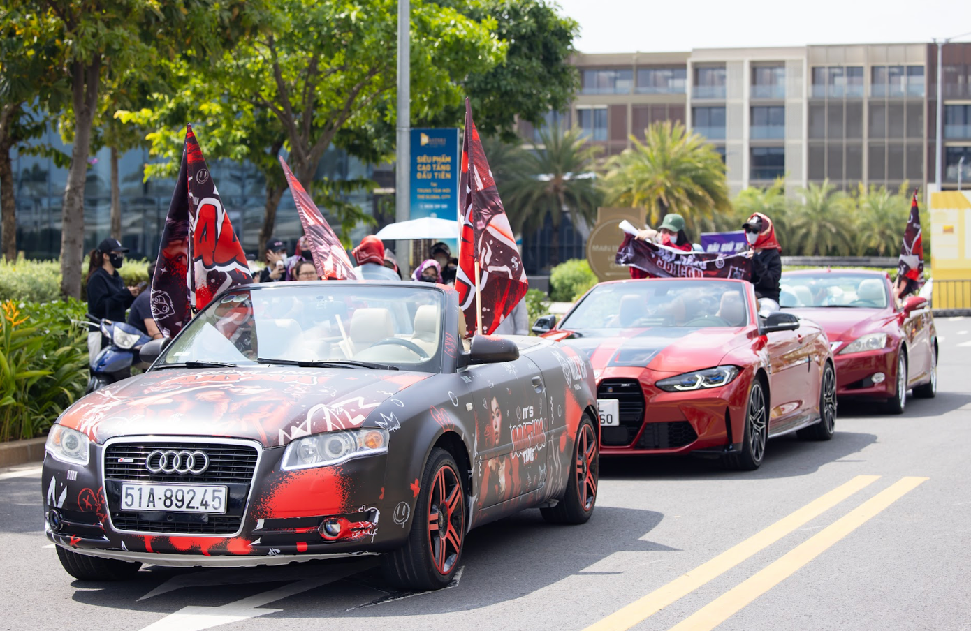 Ngoài các khu vực được thiết kế riêng để chụp ảnh, điểm mới của concert Chị đẹp là chiến dịch quảng bá hình ảnh thần tượng trên những chiếc xe. Ngoài các khu vực được thiết kế riêng để chụp ảnh, điểm mới của concert Chị đẹp là chiến dịch quảng bá hình ảnh thần tượng trên những chiếc xe.