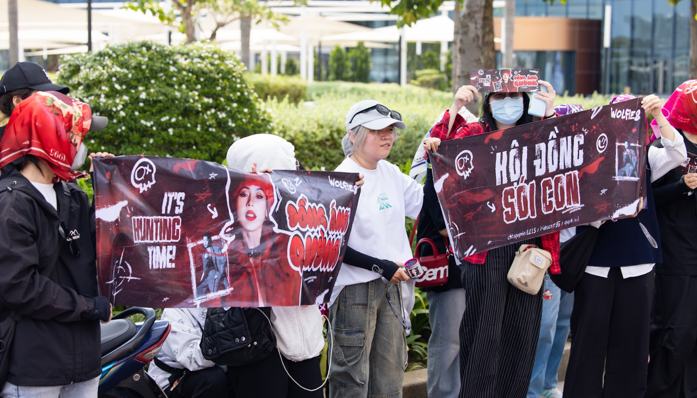 Ban tổ chức kêu gọi khán giả đổi vòng check-in sớm để tránh tắc nghẽn. Ban tổ chức kêu gọi khán giả đổi vòng check-in sớm để tránh tắc nghẽn.