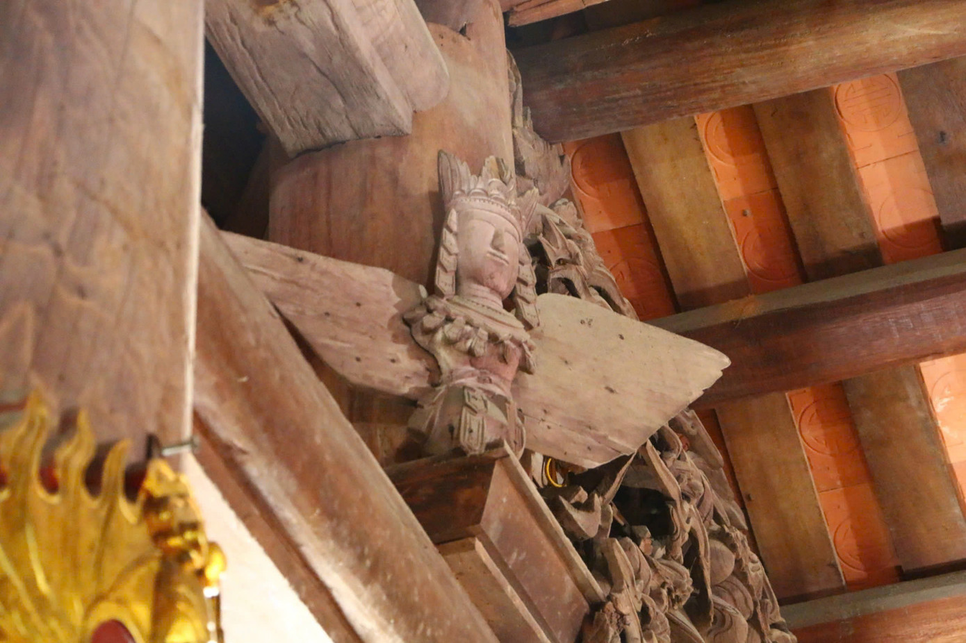 Toàn bộ cấu kiện nguyên thủy được làm bằng gỗ xoan với mái lớn, chạm khắc họa tiết độc đáo. Toàn bộ cấu kiện nguyên thủy được làm bằng gỗ xoan với mái lớn, chạm khắc họa tiết độc đáo.