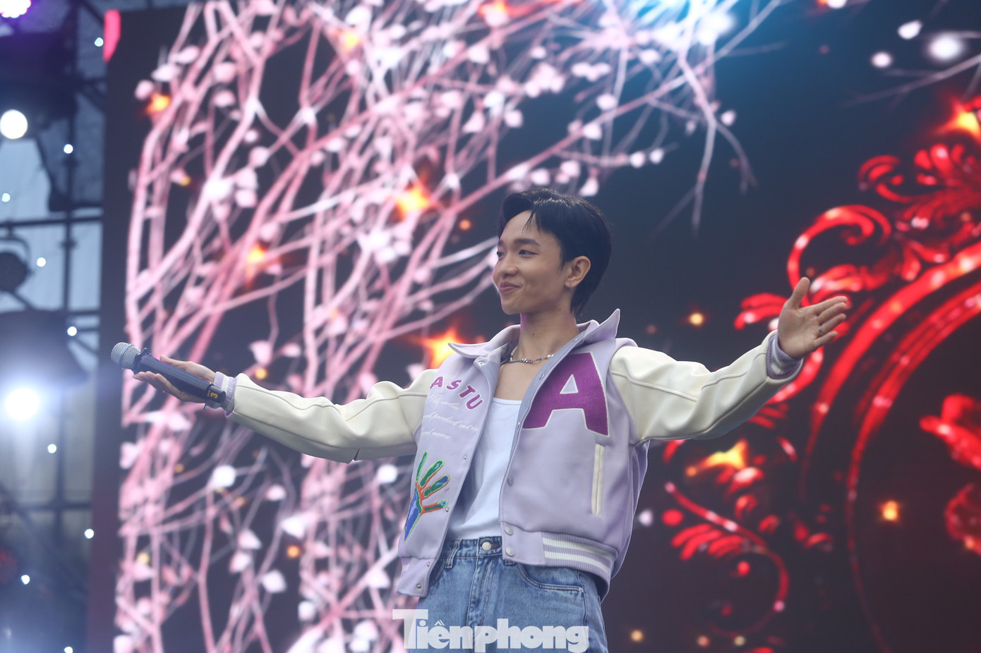 Khán giả đếm ngược từng giây để thấy “hoàng tử tình ca” trên sân khấu Ngày Thẻ Việt Nam 2023 - Sóng Festival. Khán giả đếm ngược từng giây để thấy “hoàng tử tình ca” trên sân khấu Ngày Thẻ Việt Nam 2023 - Sóng Festival.